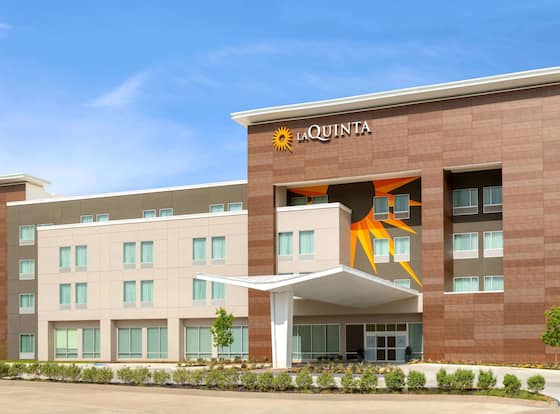 La Quinta Inn & Suites by Wyndham Richmond-Sugarland allows check-in for 18 year-old guests