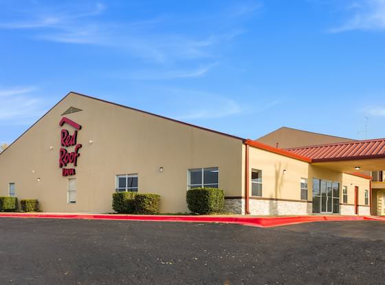 Red Roof Inn Temple allows check-in for 18 year-old guests