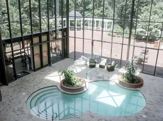 DoubleTree by Hilton Hotel Charlottesville allows check-in for 18 year-old guests