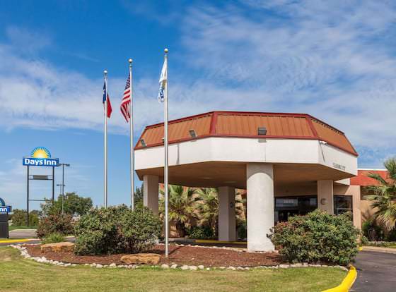 Days Inn by Wyndham Sherman allows check-in for 18 year-old guests