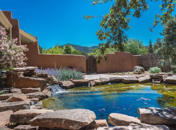 Sueños - Tranquil East Side Getaway, Serene Mountain Views allows check-in for 18 year-old guests