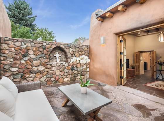 Corazon - Historic Luxury, Just Blocks to the Plaza, Excellent Outdoor Space allows check-in for 18 year-old guests