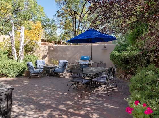 Garcia St. Adobe - Historic District, Close to Canyon Road, Three Master Bedrooms, Great Outdoor Space allows check-in for 18 year-old guests