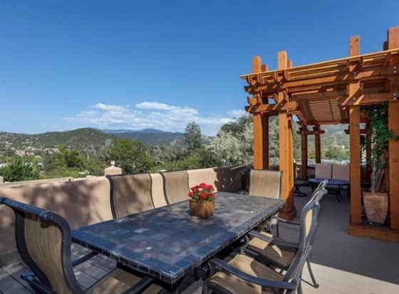 Hummingbird - Spectacular Views, Stunning East Side Home, Walk to Canyon Rd allows check-in for 18 year-old guests