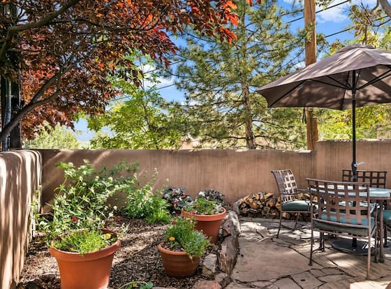 Old Santa Fe Trail - Walk Everywhere, Kiva Fireplace, Amazing Natural Light allows check-in for 18 year-old guests
