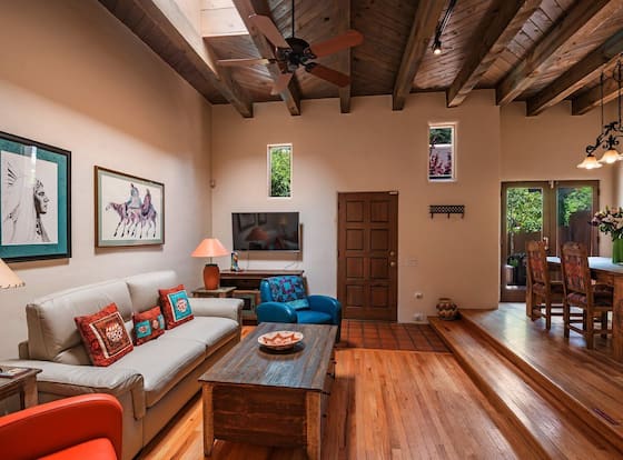 Alegre - Darling Vacation Home, Kiva Fireplace, Walk to the Plaza allows check-in for 18 year-old guests