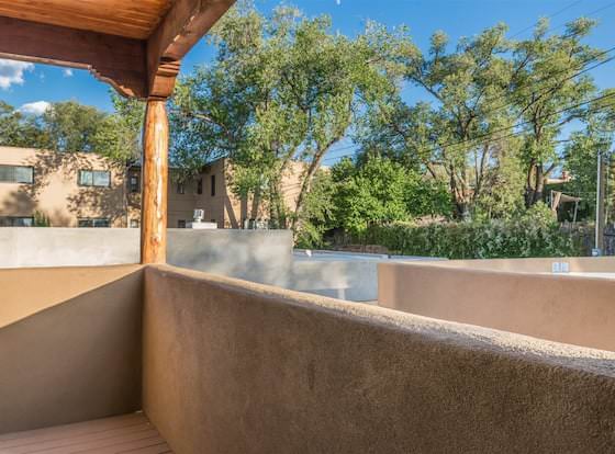 Linda - Stunning Contemporary Home, Walk to The Plaza allows check-in for 18 year-old guests