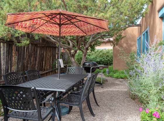 Luna - Historic Adobe Retreat, Walk to The Railyard and The Plaza allows check-in for 18 year-old guests