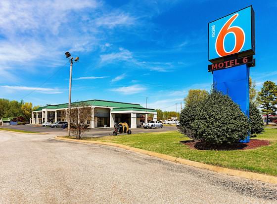 Motel 6 Covington, TN allows check-in for 18 year-old guests