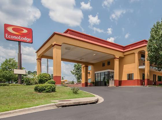Econo Lodge allows check-in for 18 year-old guests