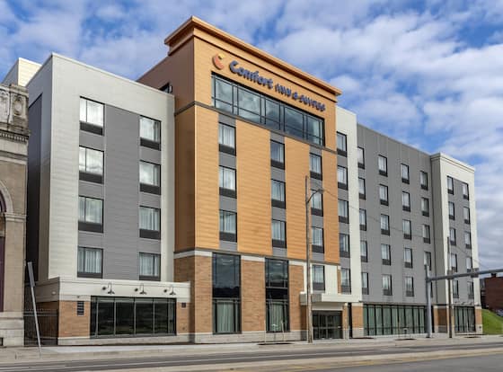 Comfort Inn & Suites Pittsburgh-Northshore allows check-in for 18 year-old guests