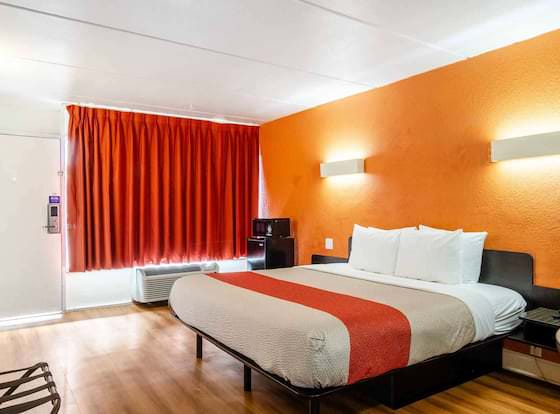 Motel 6 Brunswick, GA allows check-in for 18 year-old guests