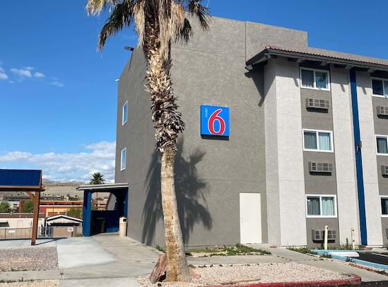Motel 6 Bullhead City, AZ allows check-in for 18 year-old guests