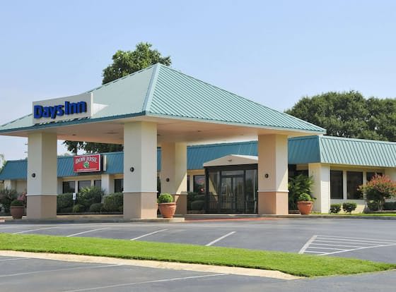 Days Inn by Wyndham Forrest City allows check-in for 18 year-old guests