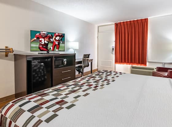 Red Roof Inn Forsyth allows check-in for 18 year-old guests