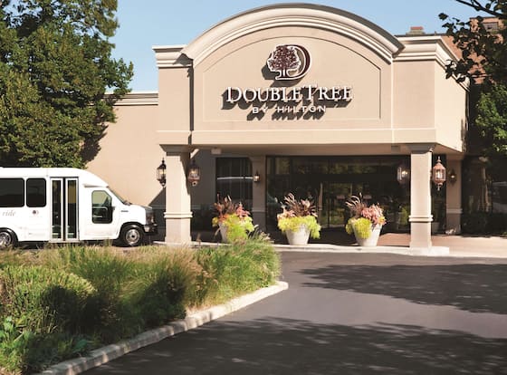 DoubleTree by Hilton Chicago - Alsip allows check-in for 18 year-old guests