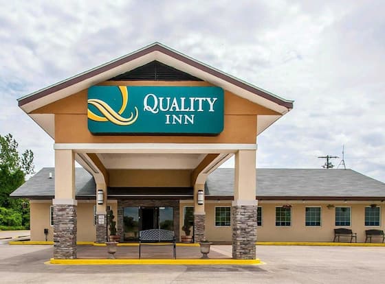 Quality Inn Cairo I-57 allows check-in for 18 year-old guests