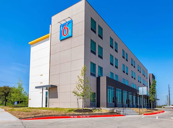 Studio 6 Austin, TX - Airport allows check-in for 18 year-old guests