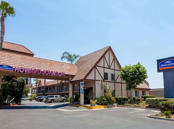 Howard Johnson by Wyndham Norco allows check-in for 18 year-old guests