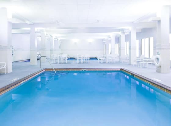 Country Inn & Suites by Radisson, Bloomington at Mall of America, MN allows check-in for 18 year-old guests