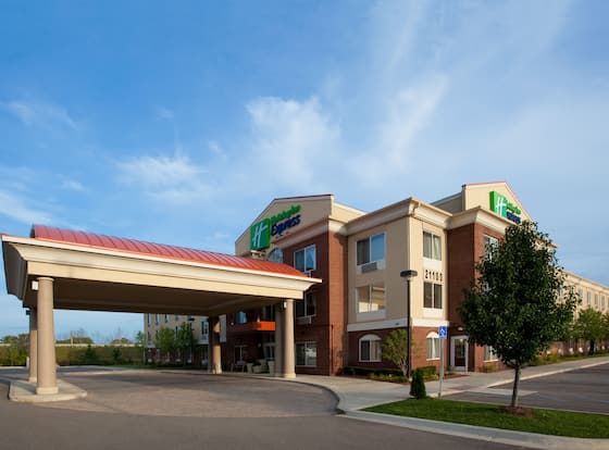 Holiday Inn Express & Suites Detroit - Farmington Hills, an IHG Hotel allows check-in for 18 year-old guests