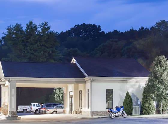 Super 8 by Wyndham Daleville/Roanoke allows check-in for 18 year-old guests
