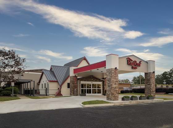 Red Roof Inn Lumberton allows check-in for 18 year-old guests