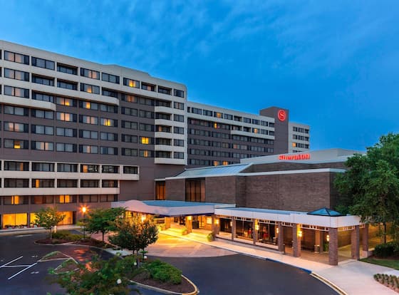Sheraton Norfolk Waterside Hotel allows check-in for 18 year-old guests
