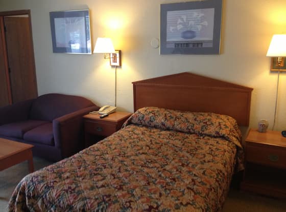 Woodridge Inn & Suites allows check-in for 18 year-old guests