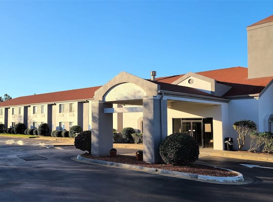 Red Roof Inn Lavonia allows check-in for 18 year-old guests