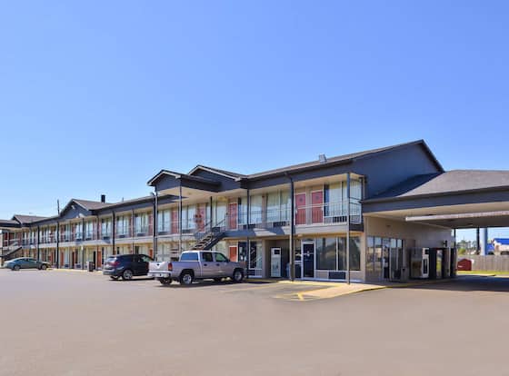 Americas Best Value Inn West Monroe allows check-in for 18 year-old guests
