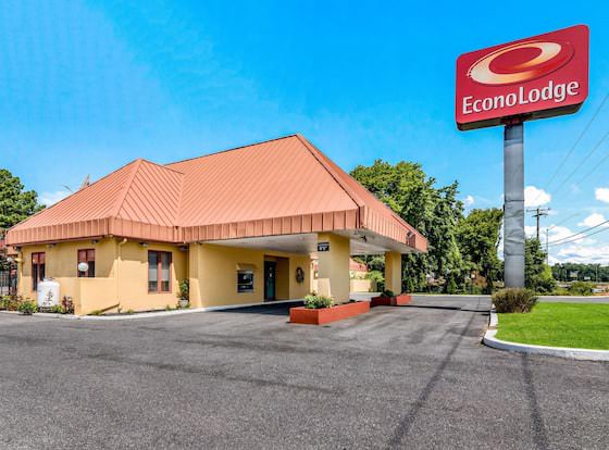 Econo Lodge Pocomoke City Hwy 13 allows check-in for 18 year-old guests