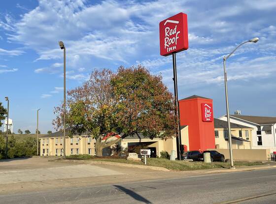 Red Roof Inn Branson allows check-in for 18 year-old guests