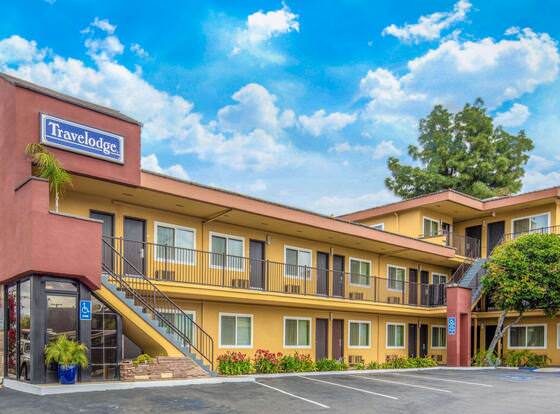 Travelodge by Wyndham Burbank-Glendale allows check-in for 18 year-old guests