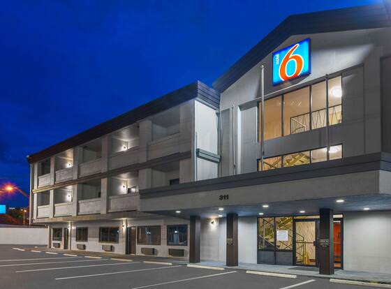 Motel 6 Atlanta, GA - Downtown allows check-in for 18 year-old guests