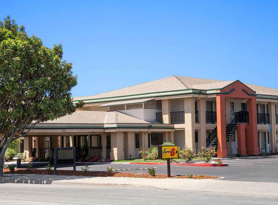 Super 8 by Wyndham Salinas allows check-in for 18 year-old guests