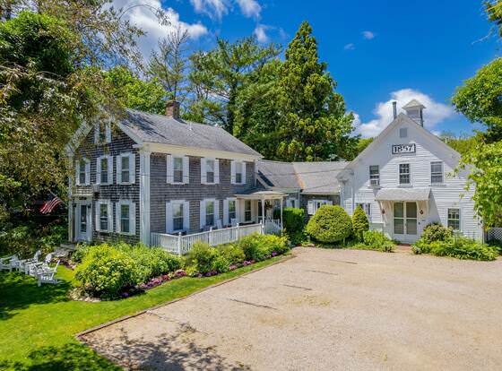 Isaiah Hall Bed & Breakfast Inn allows check-in for 18 year-old guests