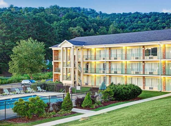 Days Inn by Wyndham Jellico - Tennessee State Line allows check-in for 18 year-old guests