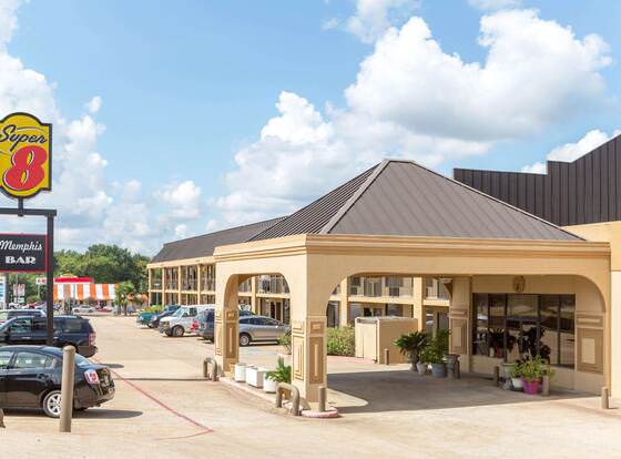 Super 8 by Wyndham Longview/North allows check-in for 18 year-old guests