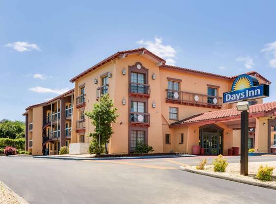Days Inn by Wyndham Birmingham/West allows check-in for 18 year-old guests