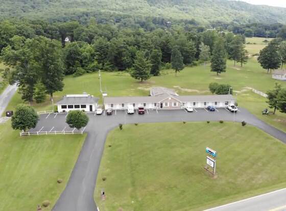 Fox Mountain Inn allows check-in for 18 year-old guests