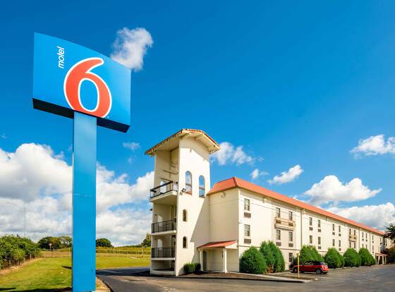 Motel 6 Hazelwood, MO allows check-in for 18 year-old guests