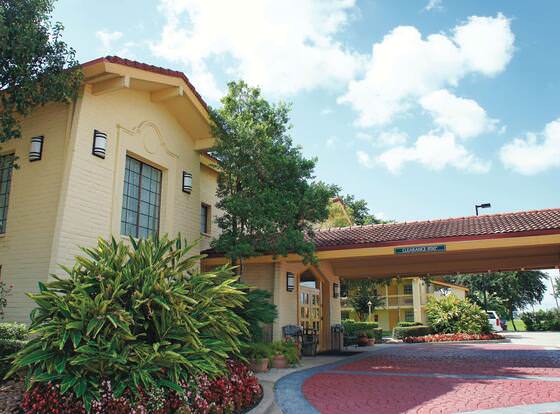 Baymont by Wyndham Houston La Porte allows check-in for 18 year-old guests