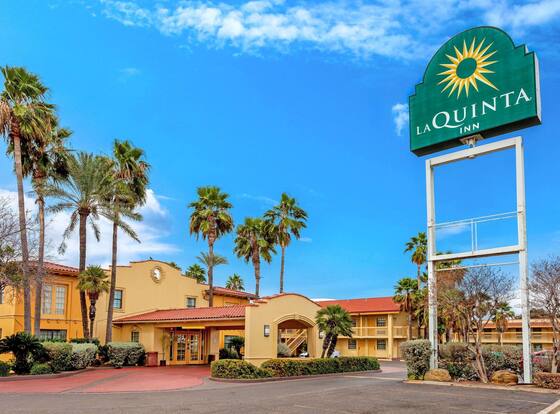 La Quinta Inn by Wyndham Laredo I-35 allows check-in for 18 year-old guests