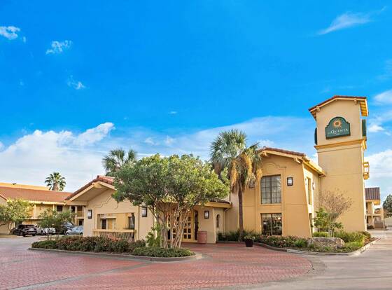 La Quinta Inn by Wyndham San Antonio Market Square allows check-in for 18 year-old guests