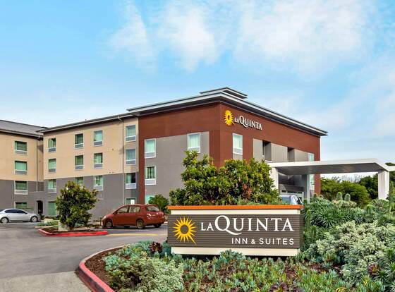 La Quinta Inn & Suites by Wyndham San Francisco Airport N allows check-in for 18 year-old guests