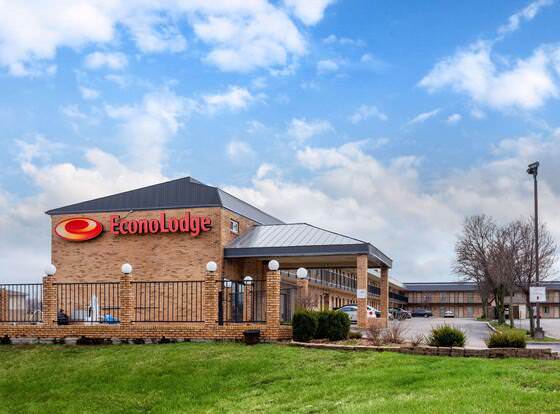Econo Lodge Belton - Kansas City South allows check-in for 18 year-old guests