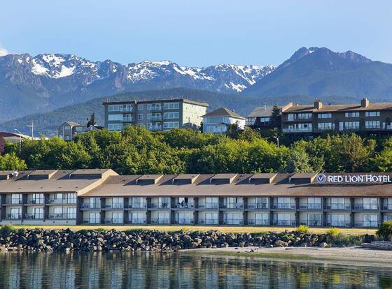 Red Lion Hotel Port Angeles Harbor allows check-in for 18 year-old guests