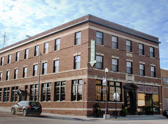 Hotel Hartington allows check-in for 18 year-old guests