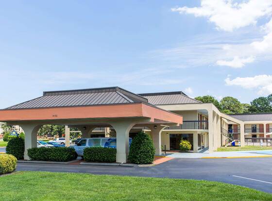 Days Inn by Wyndham Norfolk Airport allows check-in for 18 year-old guests